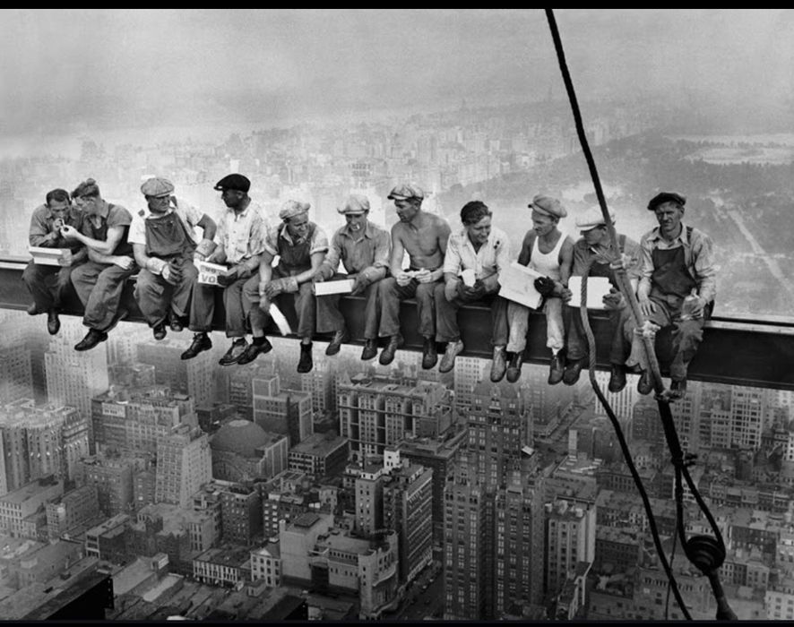 Бригада монолитчиков и каменщиков ищут объем.