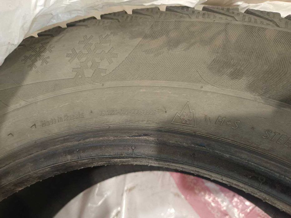 Практически новые зимние  шины