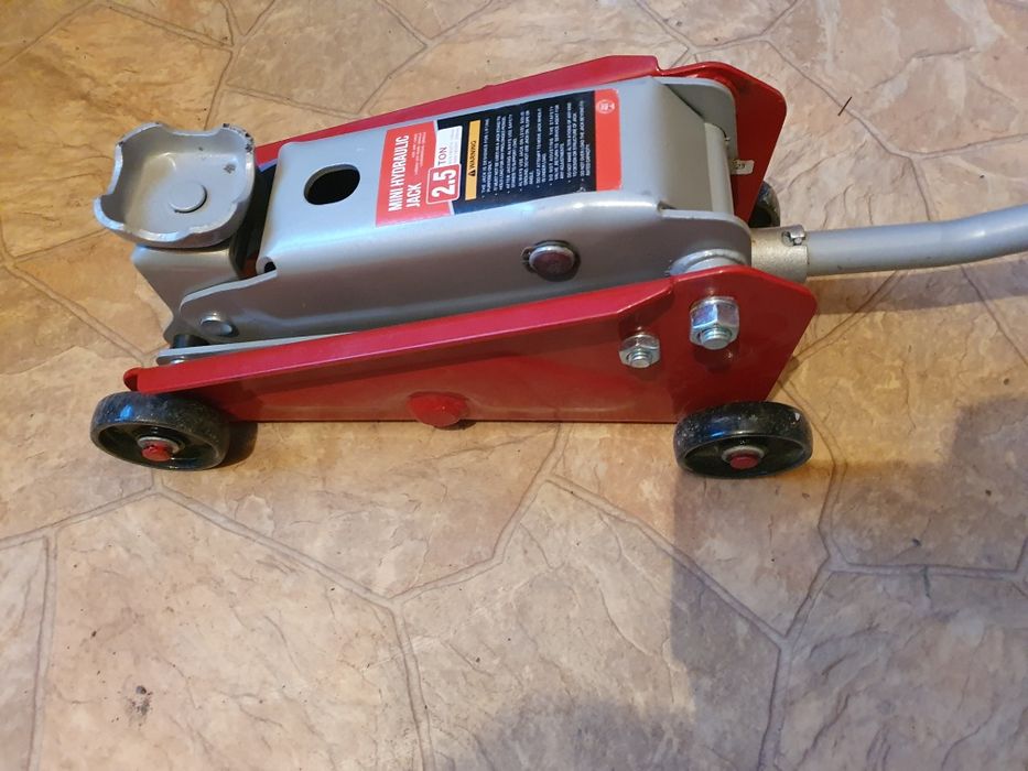 Автомобильный домкрат 2,5 тонны