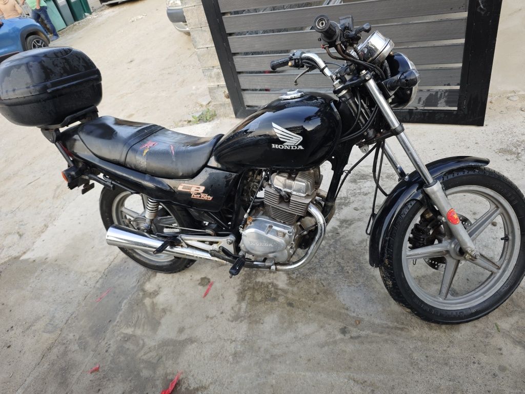 Vand HONDA cb 250 two fifty an 1996 in perfecta stare de funcționare