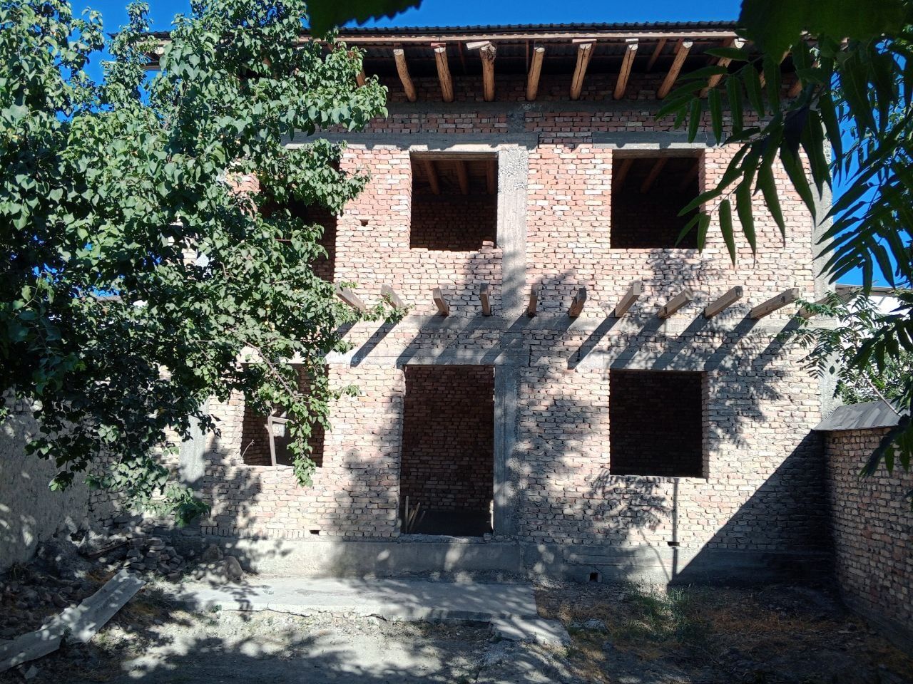 Uchastka sotiladi.Uy sizga Aniq yoqadi