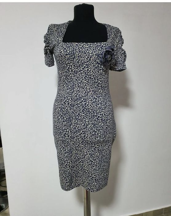 Rochie din vascoza animal print, cu umeri bufanti;