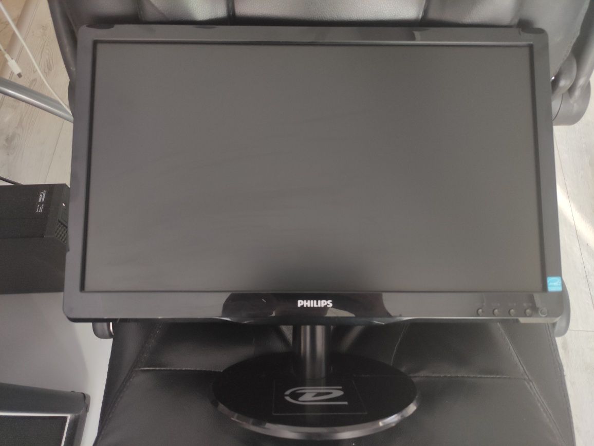 Компютър Lenovo Thinkstation E30 с монитор Philips 19" Led