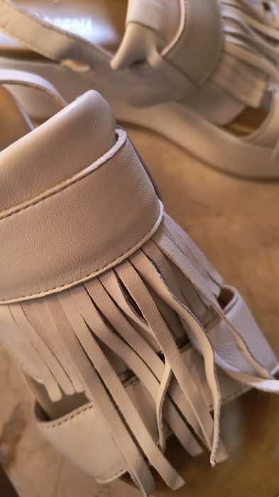 Sandale albe din piele cu franjuri