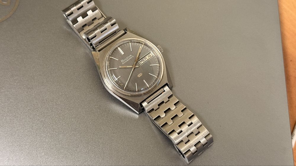 Bulova Accutron Accuquartz cu mecanism calibrul 2242,