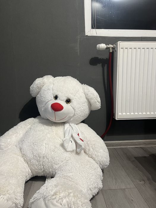 Голяма бяла плюшена мечка със сърца