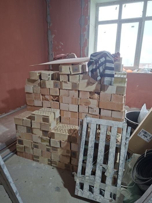 Продаются кирпичи в хорошем состоянии штук 500. Все целые и аккуратные
