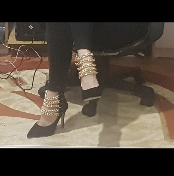Pantofi eleganti cu toc si lanțuri aurii