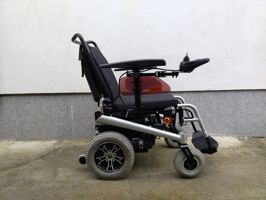 Cărucior scaun electric pentru persoane cu dizabilități