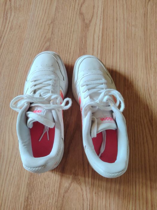 Adidași Adidas și Skechers purtați