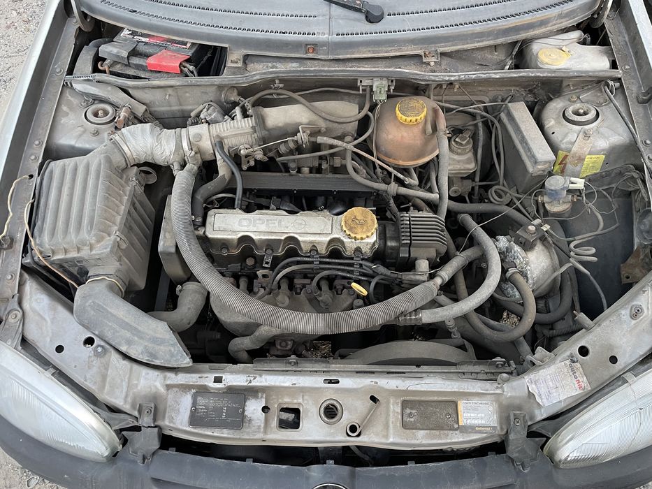 Opel Corsa 1.4Si 82кс 1994 На Части