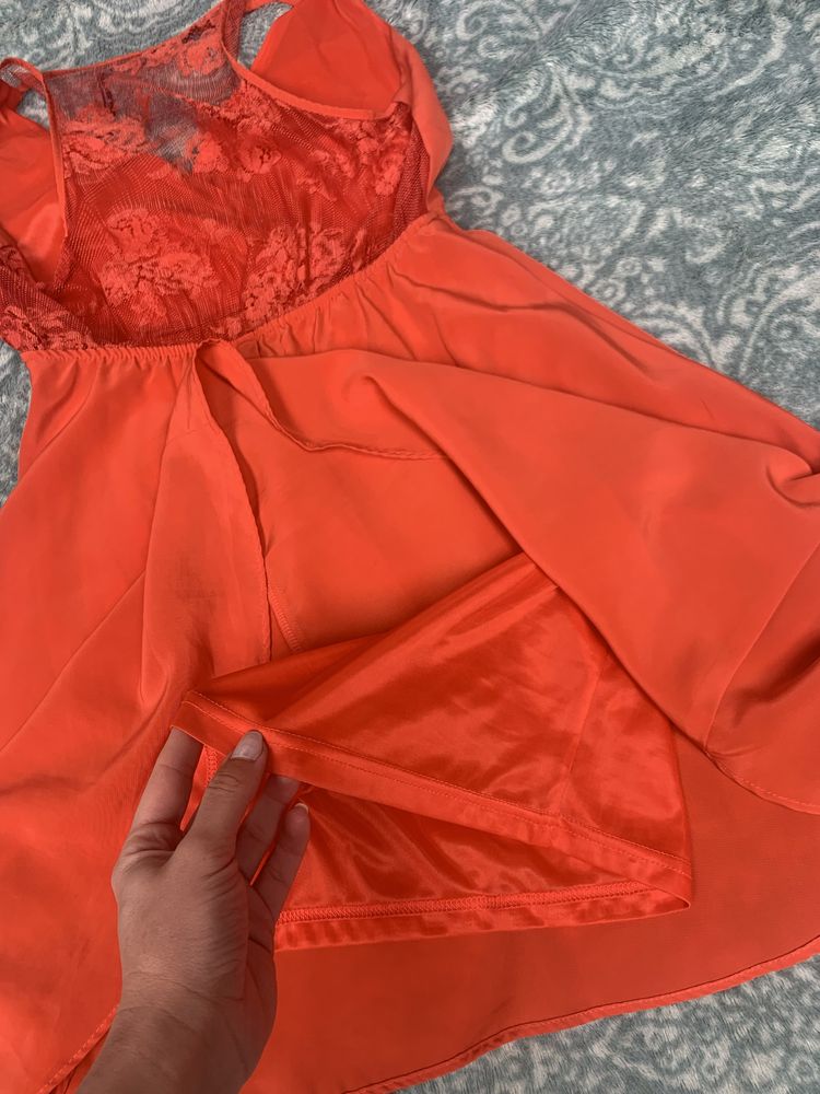лятна рокля stradivarius S и дълга рокля Mango S
