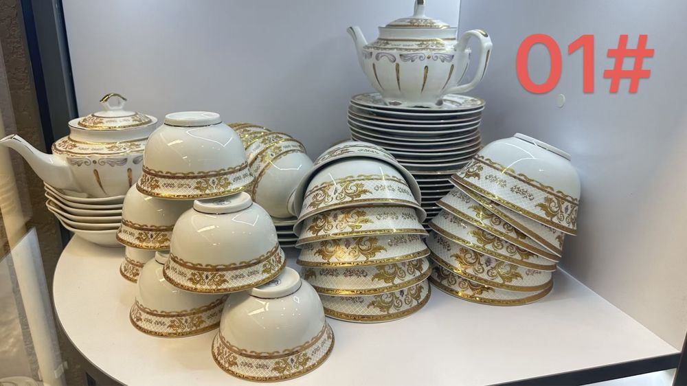 Фарфоровый набор столовой посуды