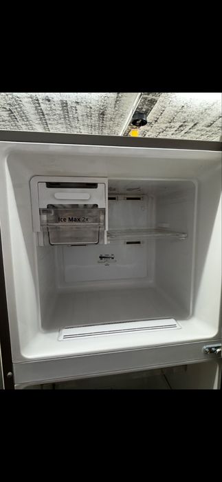 Продавам Хладилник Samsung с фризер в долната част