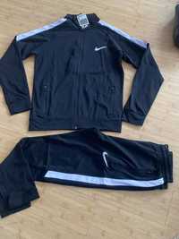 Trening Nike ,silon , sigla cusută 

S M l Xl xxl 

125 lei