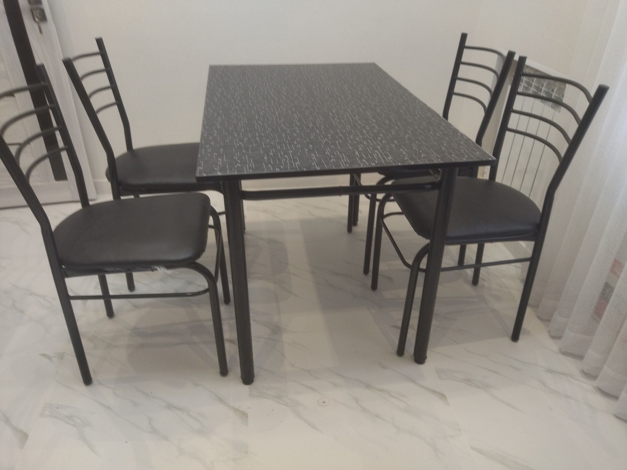 Кухонный стол с четырьмя стульями 870.000