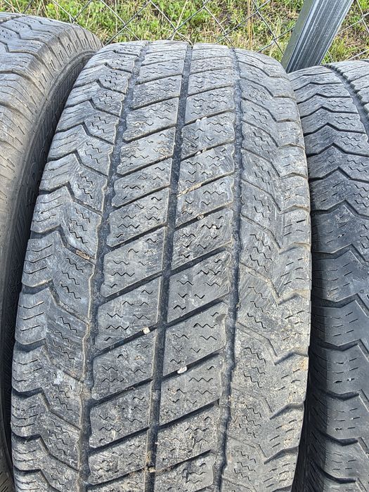 Cauciucuri anvelope 225 65 R 16 C 300 lei toate 4 
Telefon 
0756 sase