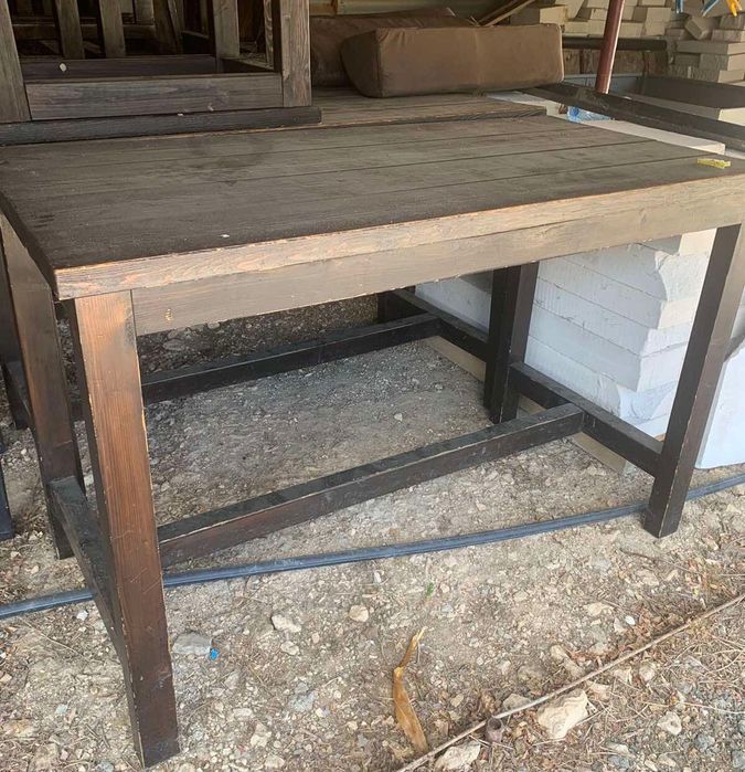 Дървени високи маси, щъркели и пейки