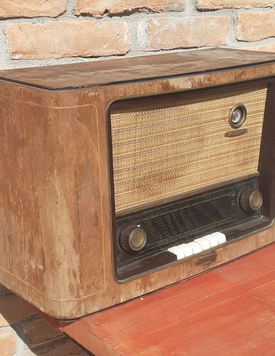 Radio cu lămpi Grundig.