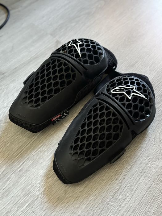 Accesorii motocicleta diverse ( genunchiere, manusi, geanta, etc )