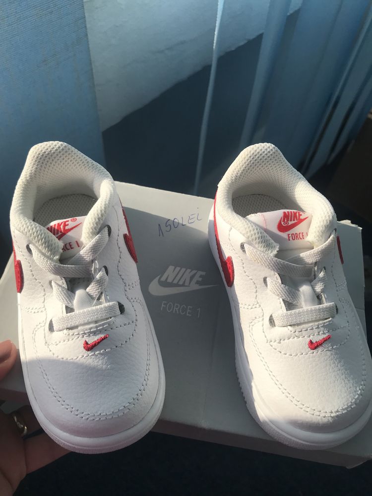 Vînd nike force 1 bebe unisex marimea eur 21