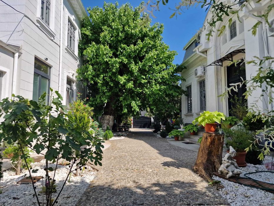 70 incaperi, 1700 mp curte, Unirii, Bucuresti. Multiple destinatii.