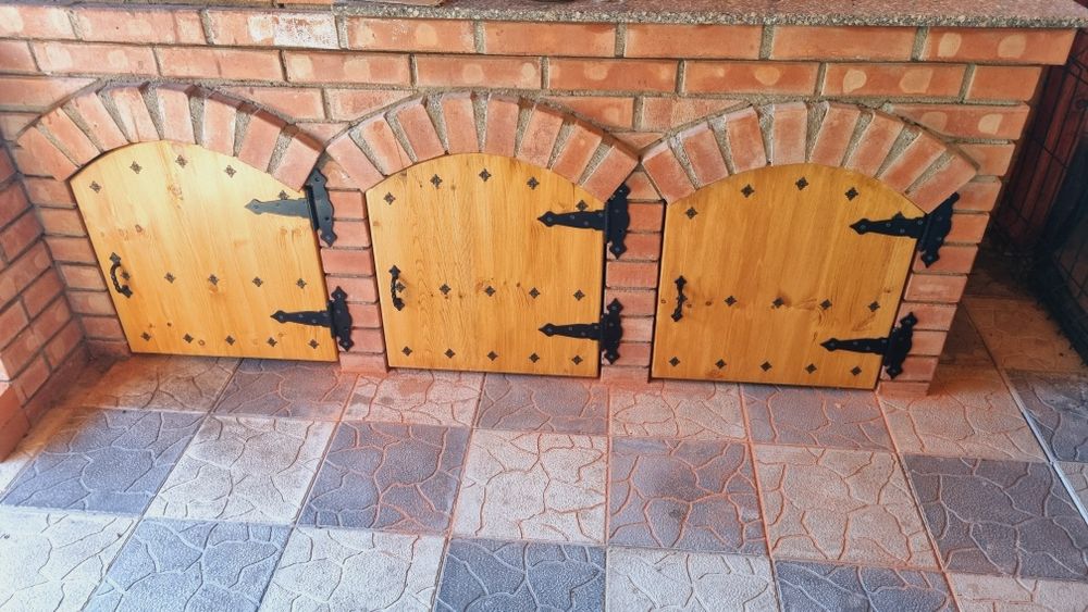 Usi pentru zona de gratar/foisor