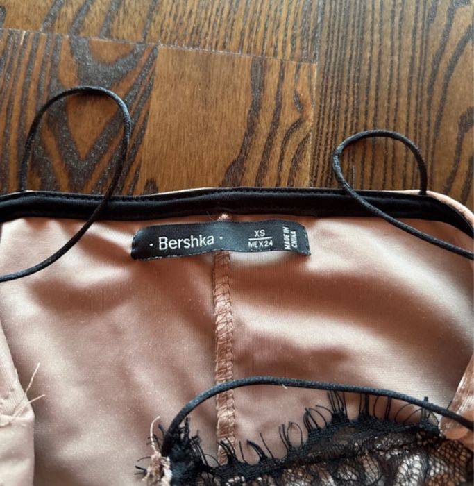 Maieu catifea Bershka – feminin, fin și super stylish