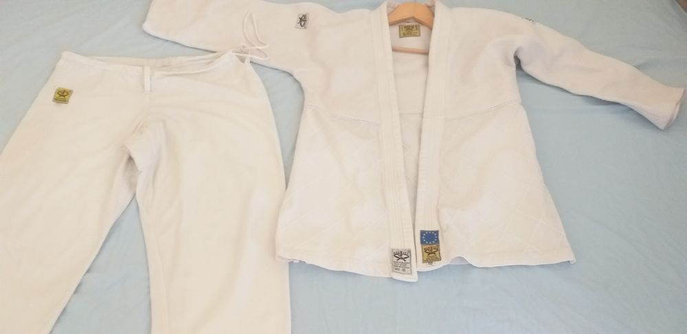 Купете своя бял кимоно екип за карате, айкидо или джудo.