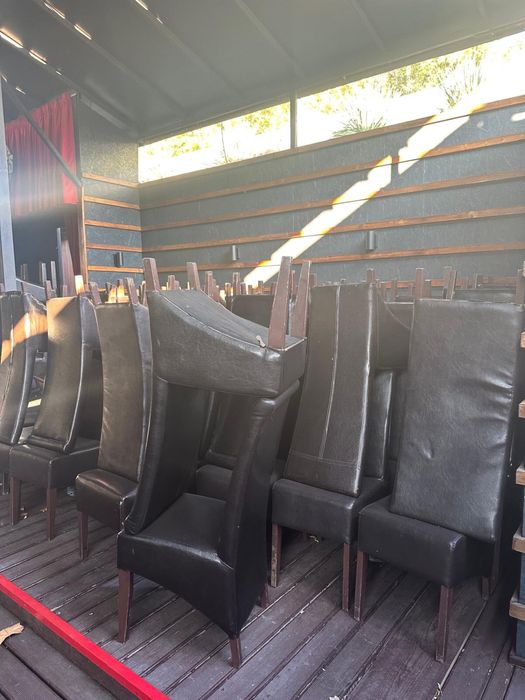 Vand scaune de restaurant