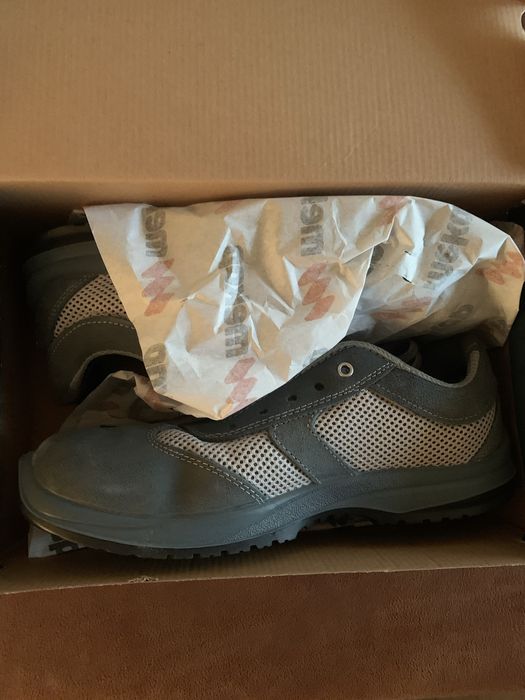 Мъжки обувки с предпазно бомбе.