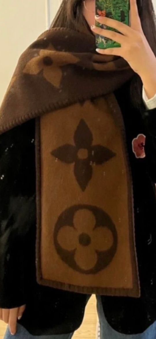 Esarfa-fular Louis Vuitton model 2025,