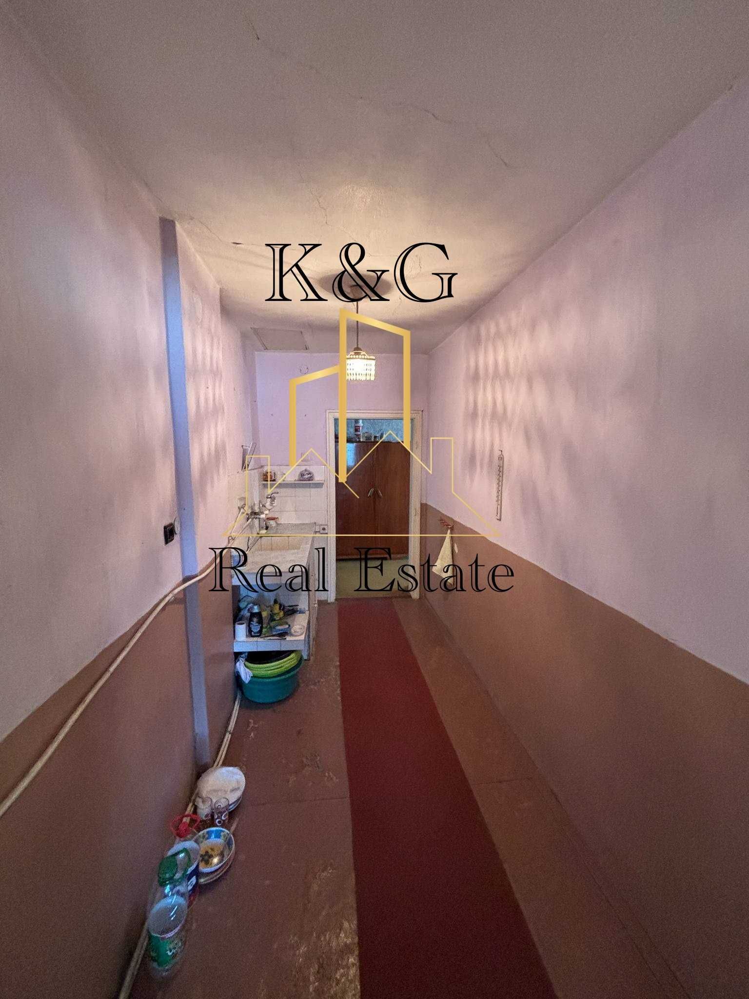 Двуетажна тухлена на гредоред къща в кв " Житница "