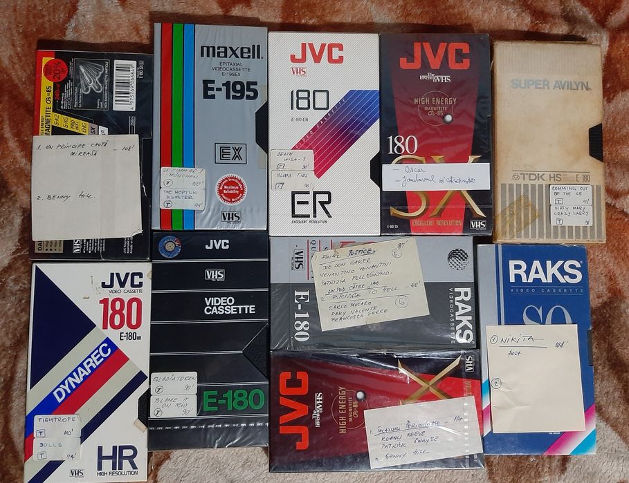 Vând casete video filme vechi traduse vocal în stare bună