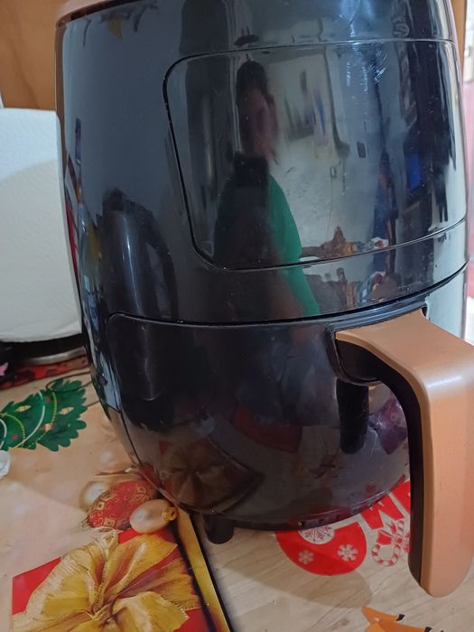 Vând friteuza pe curent