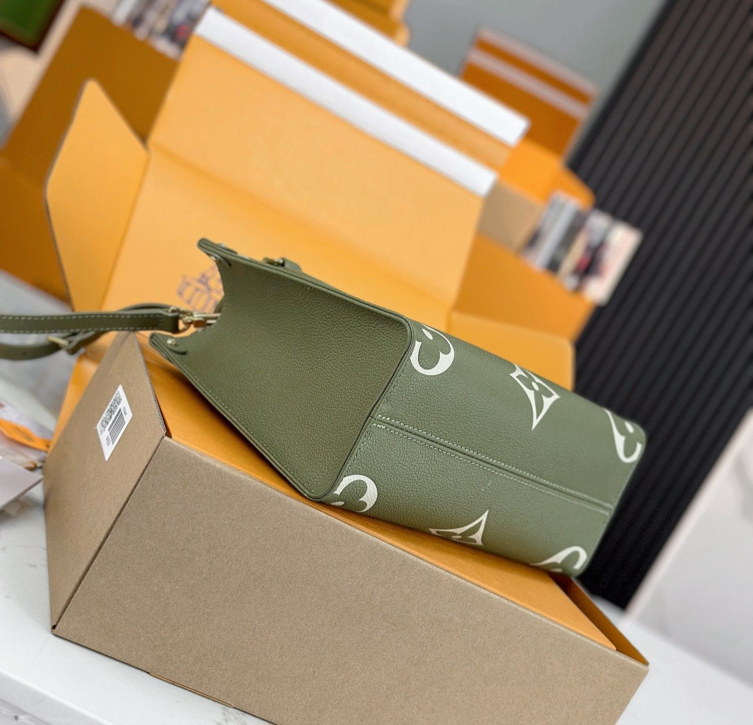 Geanta Louis Vuitton Onthego 26cm verde, tip Premium