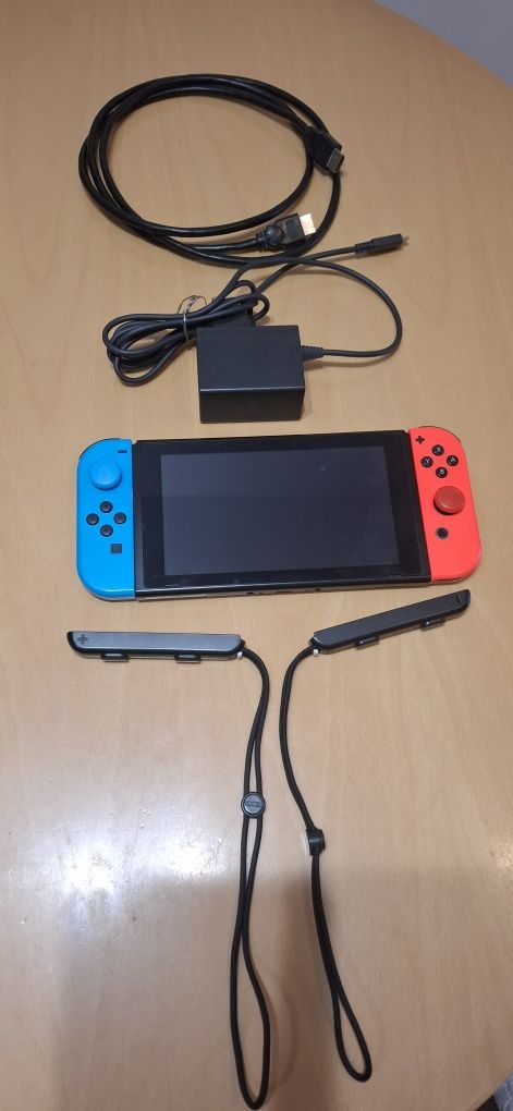 Nintendo Switch + допълнителни аксесоари и игри.
