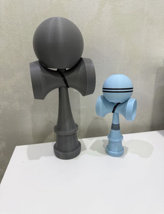 Kendama gigant gri si kendam alba si albastra