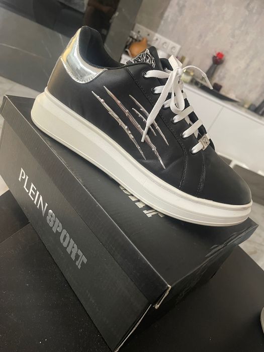 Продавам кецове Plein Sport!