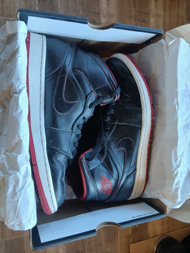 Jordan 1 Retro Mid Black Red White
