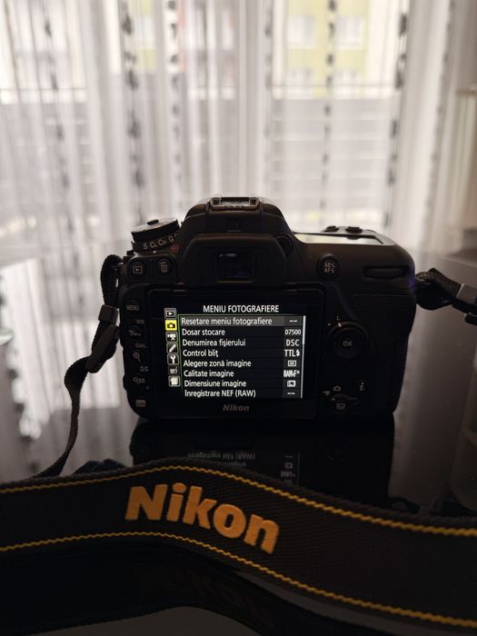 Vand DSLR Nikon D7500 cu accesorii
