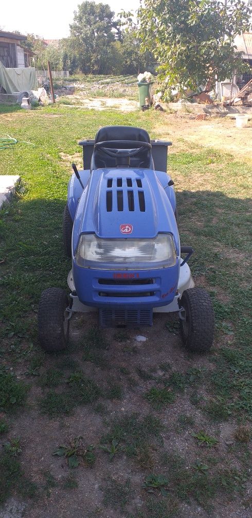 Vand tractoras de tuns gazon ,Iseki , cu remorcuța 13,5 Cai