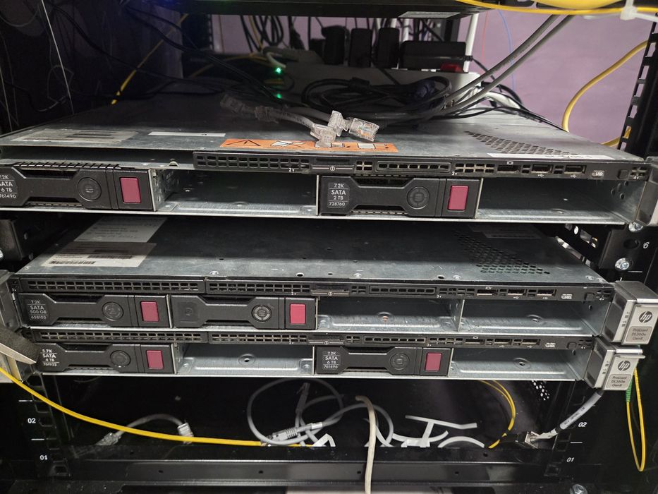 Продавам 3 броя hp servers