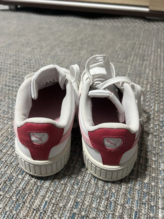Vând adidași puma,pentru fetițe.