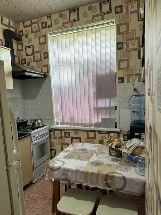 Продается срочно 2-комнатная квартира в районе Ойбек (метро рядом)