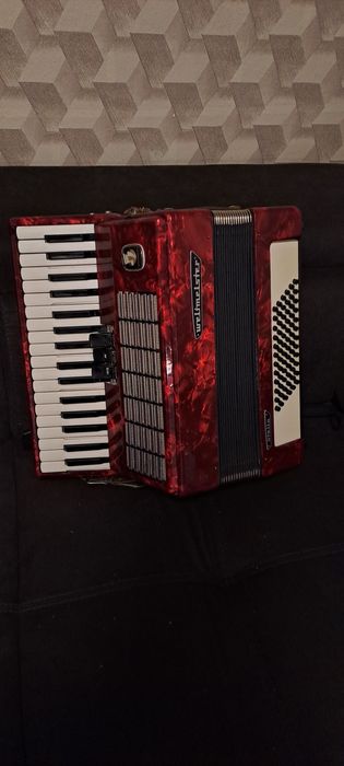 Vând acordeon weltmeister stella