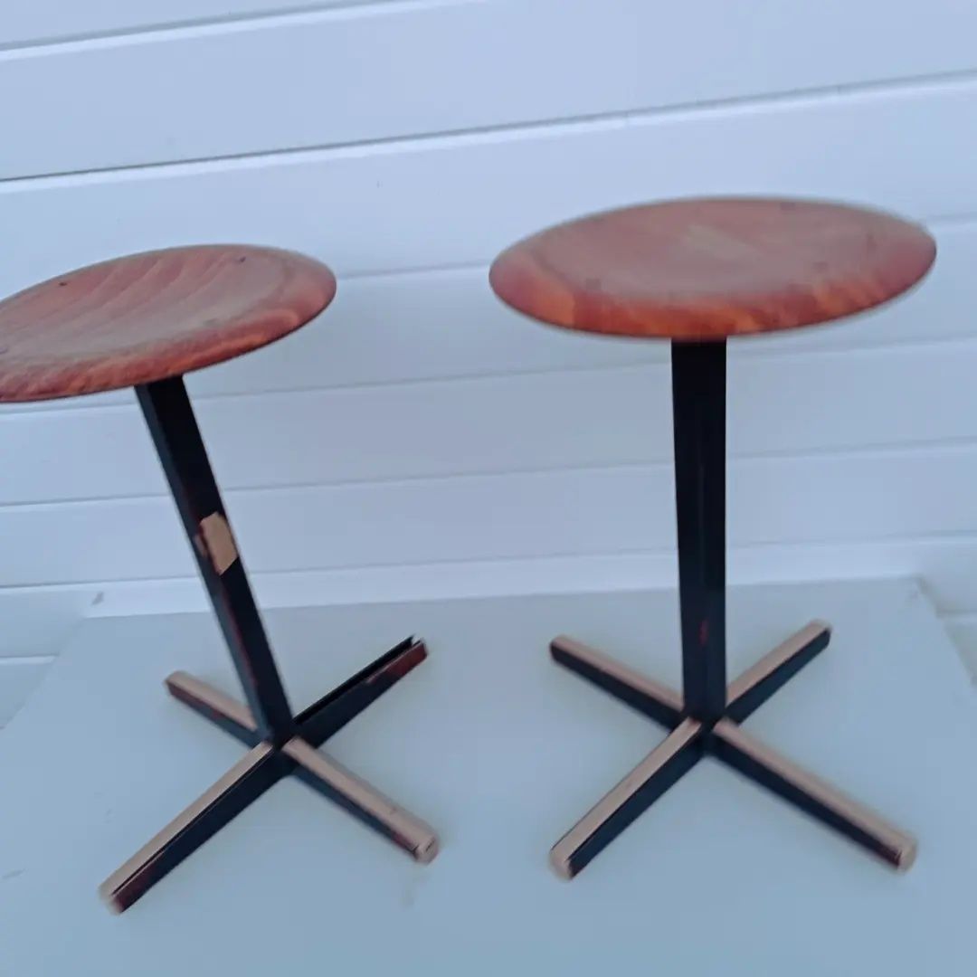 Винтидж индустриални табуретки с метална основа и дървена седалка
Цена