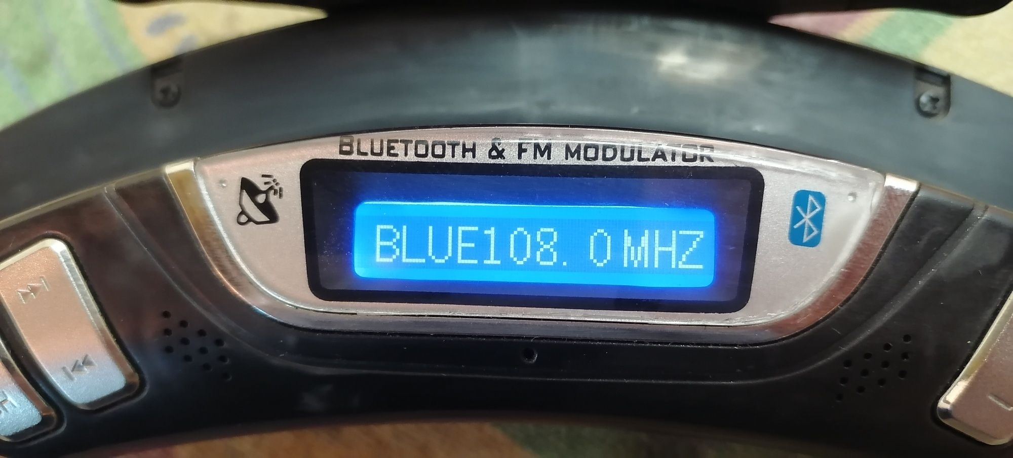 FM Bluetooth Transmitter за волан с хендсфри