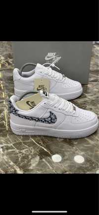 Adidasi Nike force 1