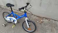 Bicicleta decathlon pentru băieți cu roti de 16 și roti ajutătoare